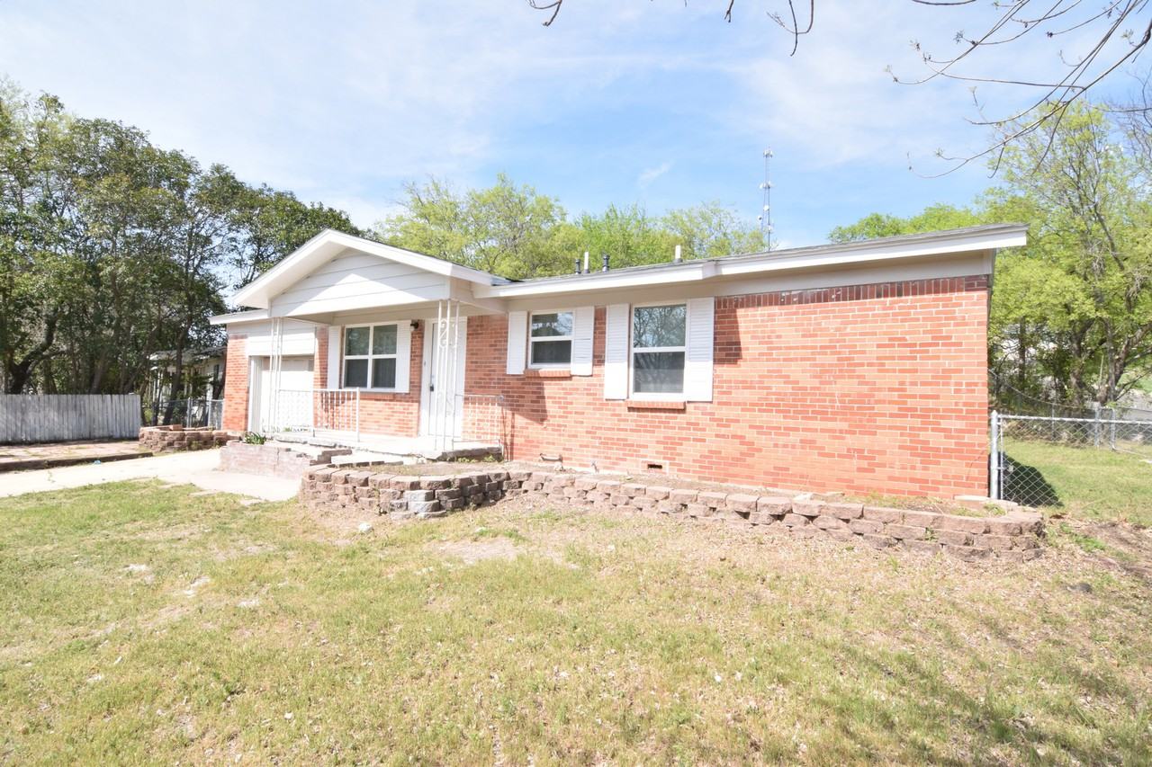 702 Hill St - Photo 2 of 17