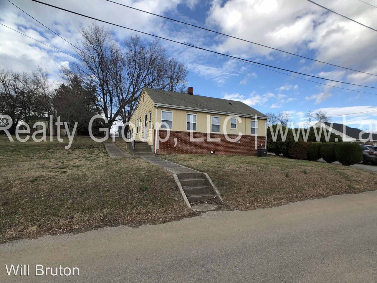 924 Missouri Ave NE - Photo 2 of 18