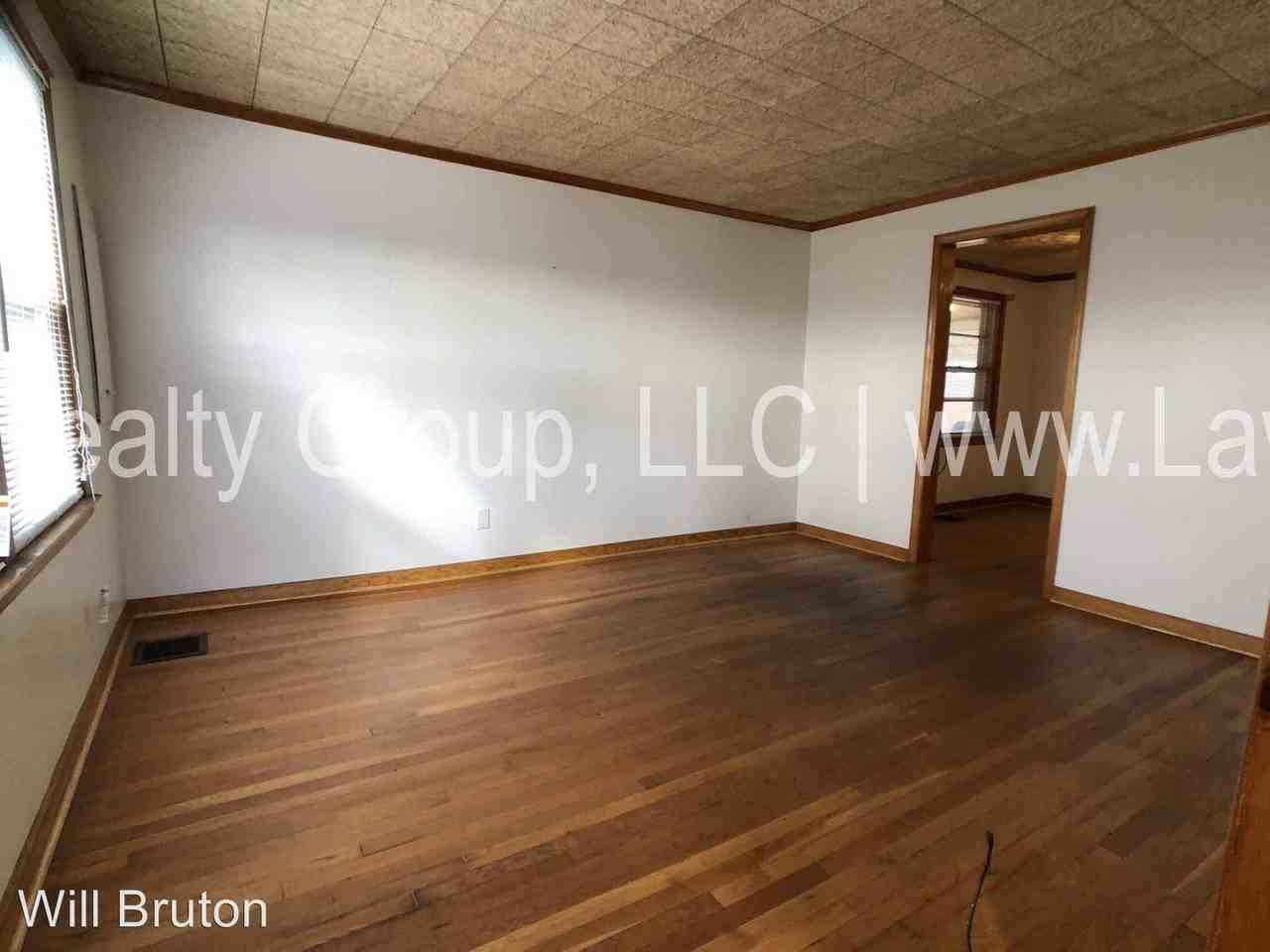 924 Missouri Ave NE - Photo 3 of 18