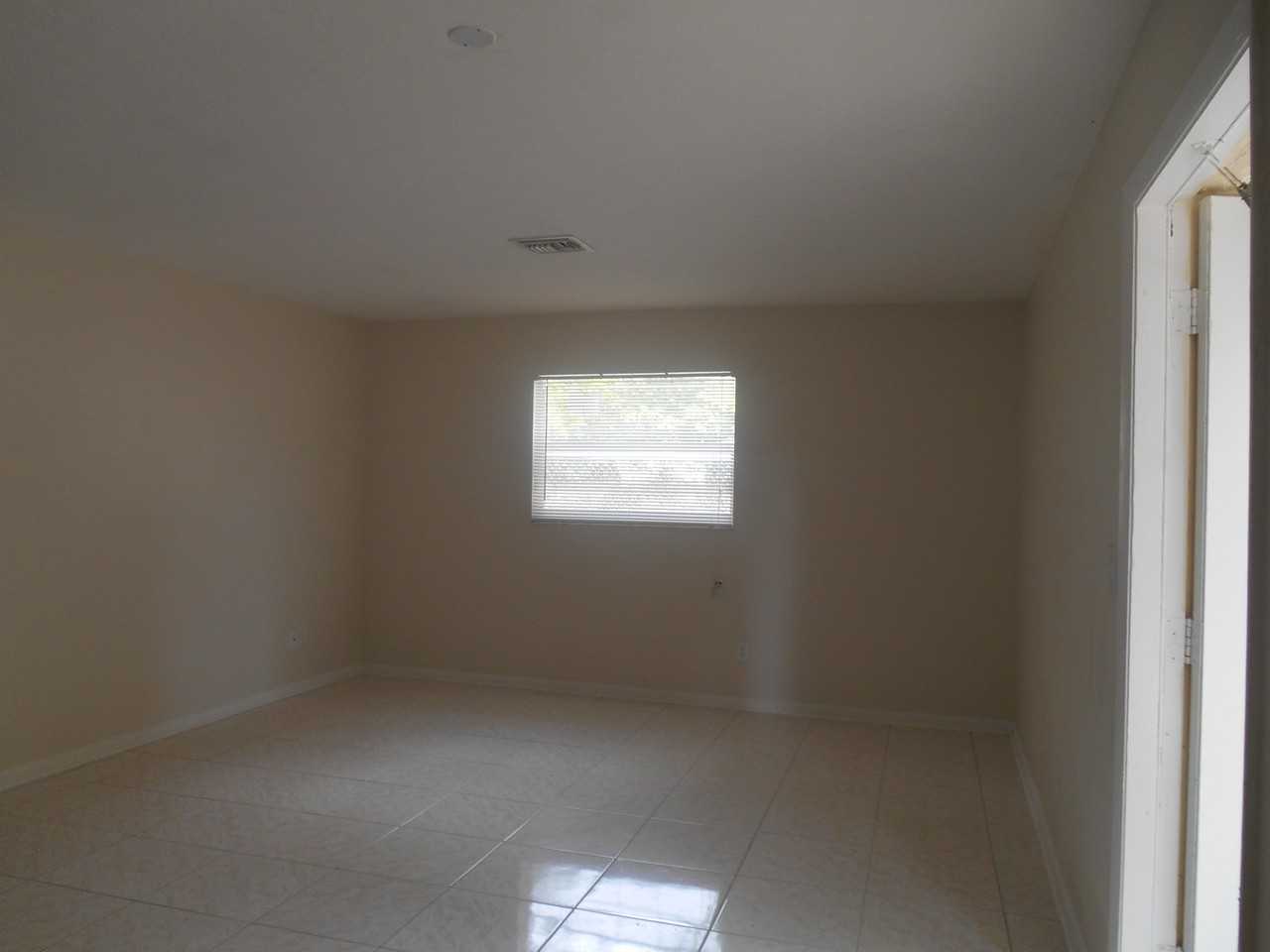 3215 Broadway - Photo 3 of 4