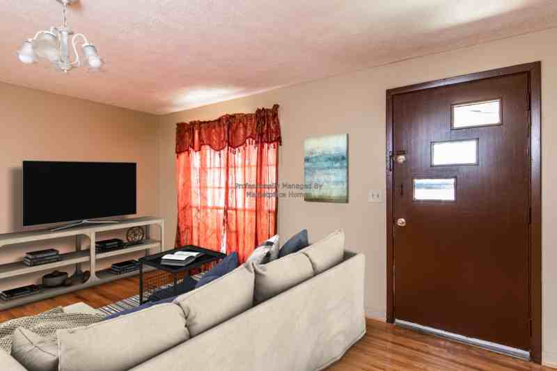 624 S Pine St - Photo 2 of 12