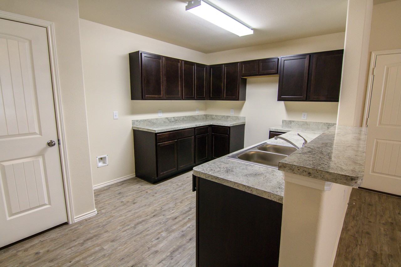 2124 Eastwood Ct - Photo 3 of 15