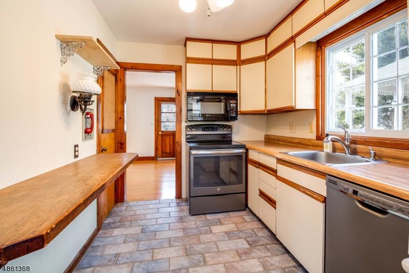 8 Prospect St - Photo 3 of 25