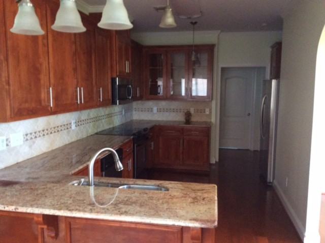 1002 Silver Lake Ct - Photo 2 of 13