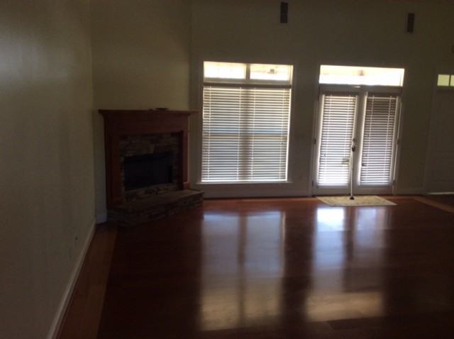 1002 Silver Lake Ct - Photo 4 of 13