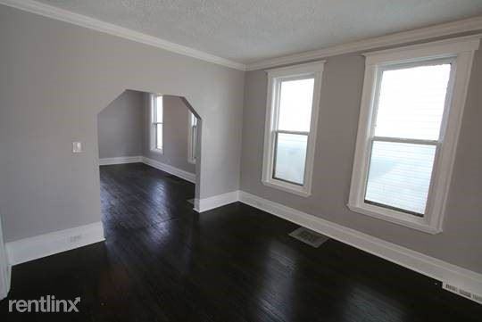 569 Melbourne St - Photo 2 of 10