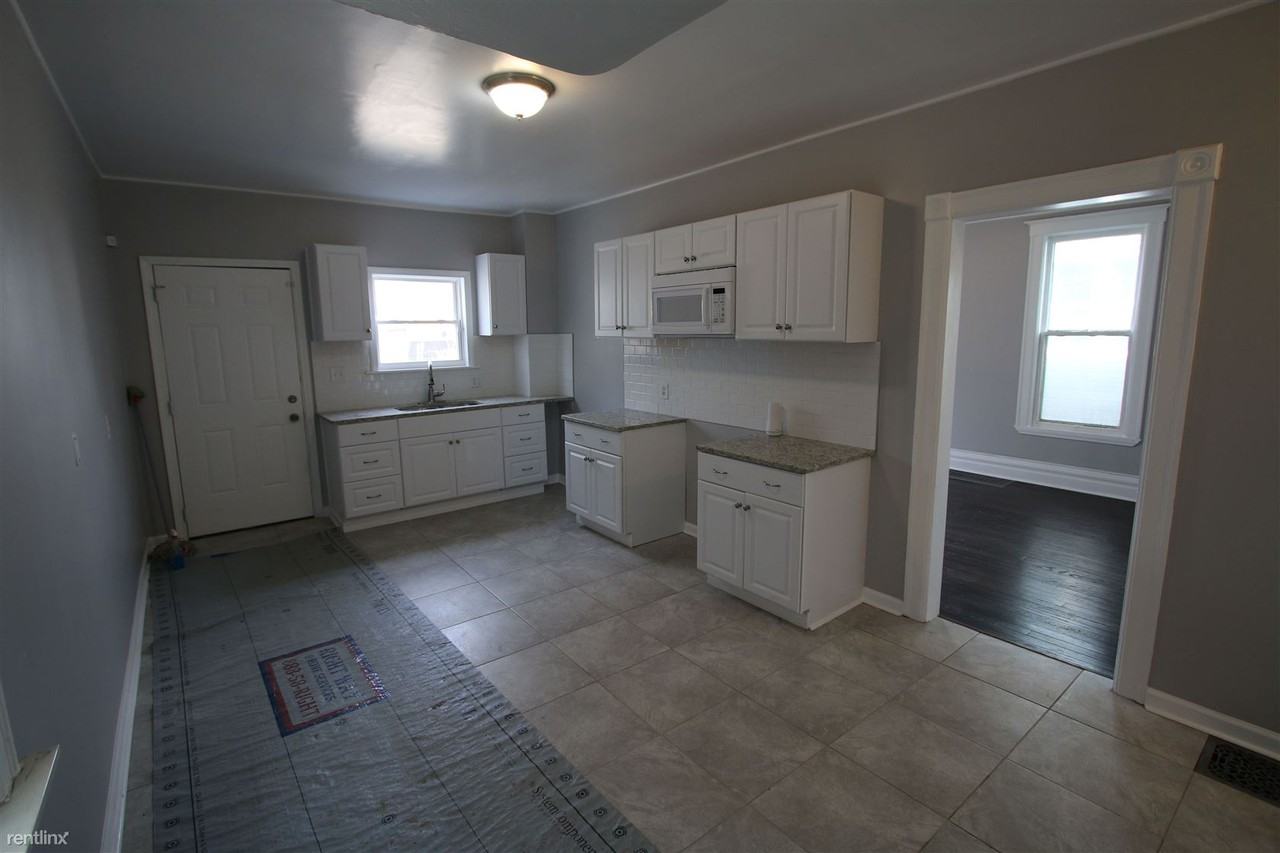 569 Melbourne St - Photo 3 of 10