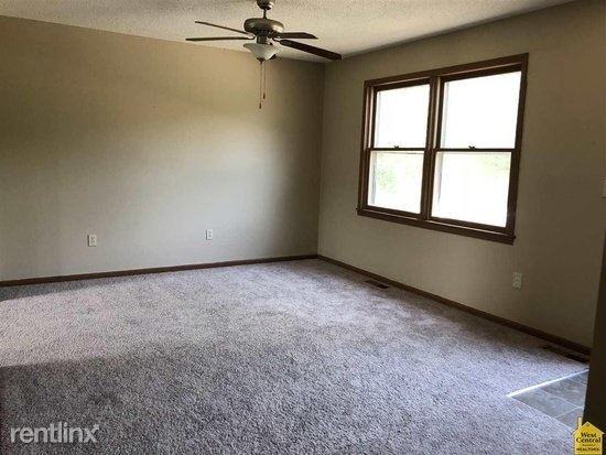 805 Hormeyer St - Photo 2 of 9