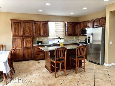 323 W Saginaw St - Photo 3 of 4