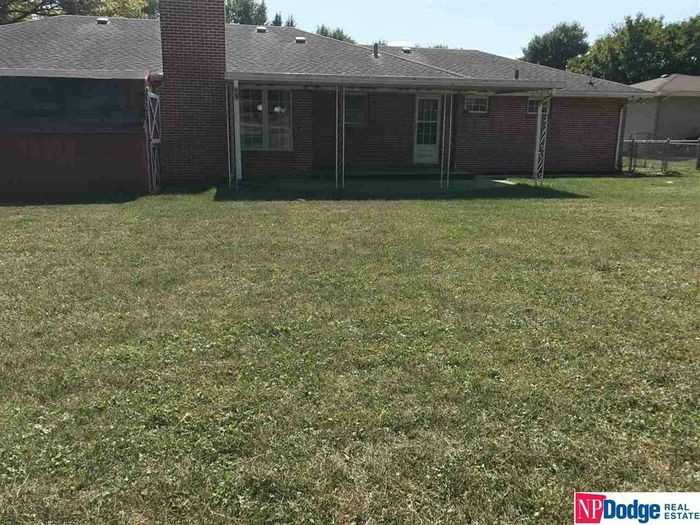 21806 Leavenworth St - Photo 2 of 16