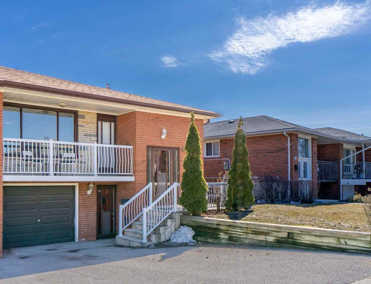 233 Hullmar Drive Upper Leve, Toronto, ON M3N 2G2 3 Bedroom Apartment