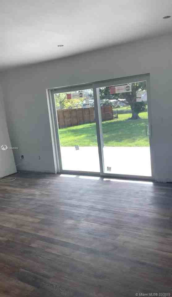 17220 Southwest 83rd Court - Photo 3 of 6