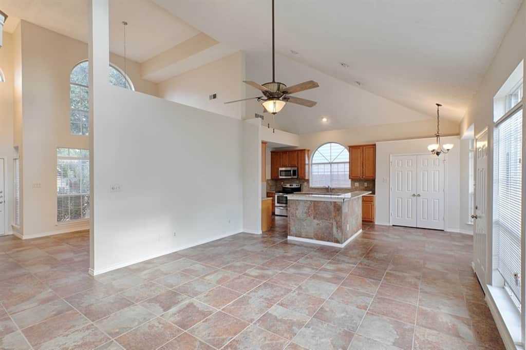 2321 Amhearst Ln - Photo 3 of 14