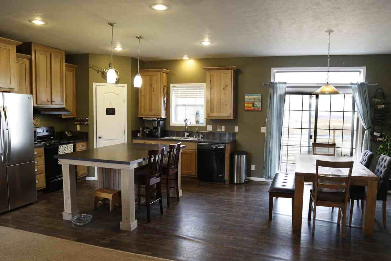 12747 21 St NW - Photo 2 of 10