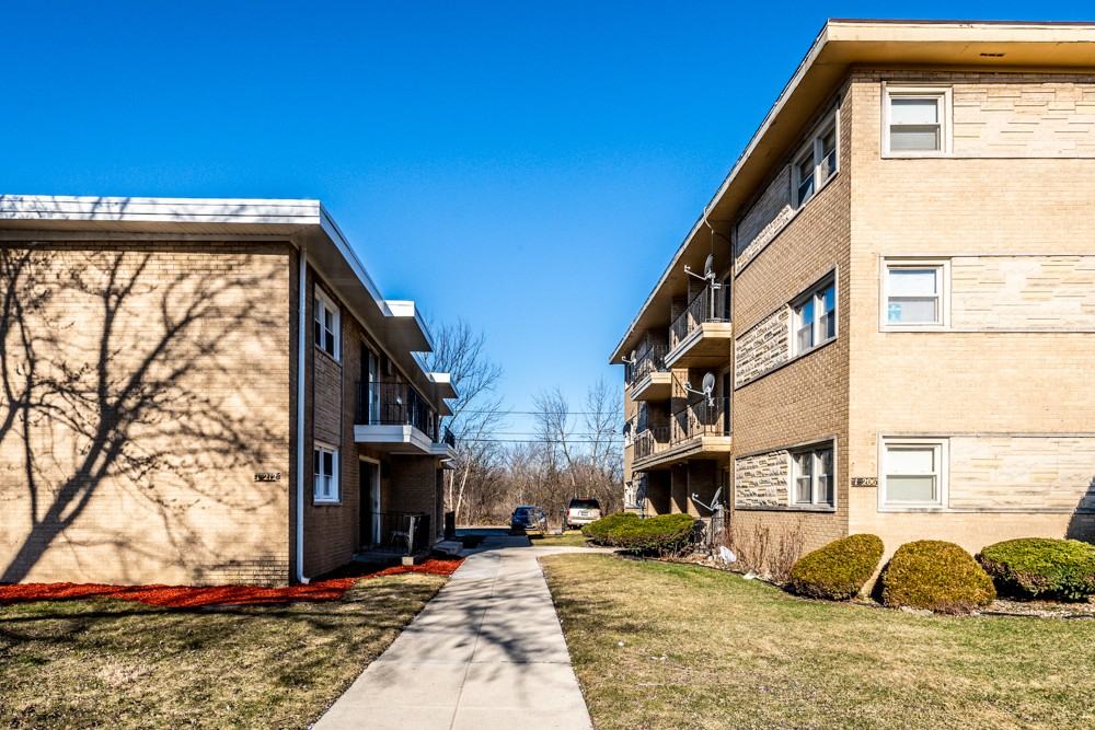 15210-14 Chicago Rd - Photo 2 of 11