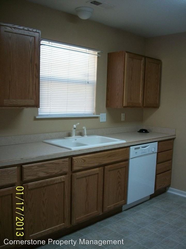 432 W 5th St - Photo 2 of 5