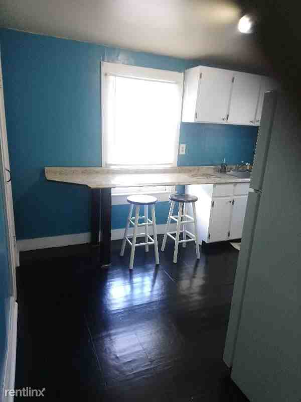 743 24th St - Photo 3 of 9