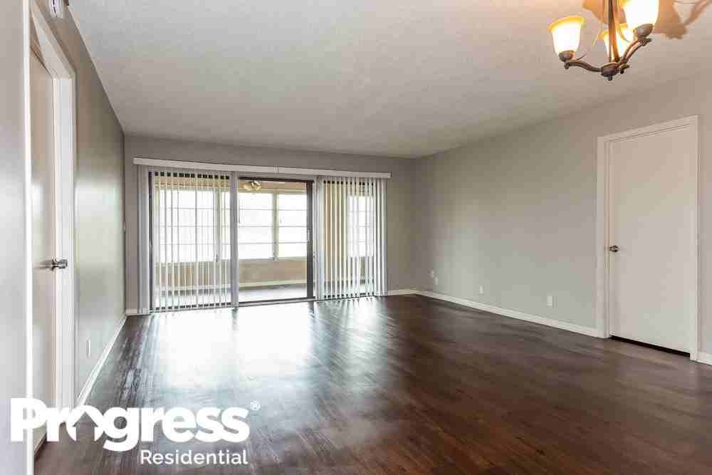 9235 SW 8th St - Photo 3 of 20
