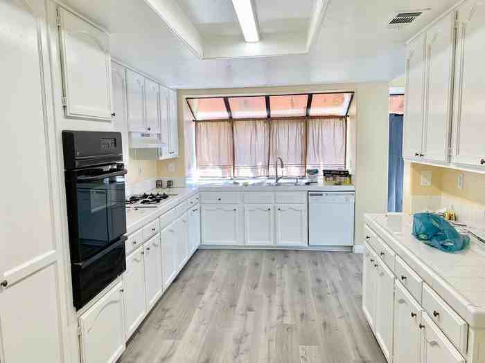 211 Davis St - Photo 3 of 25
