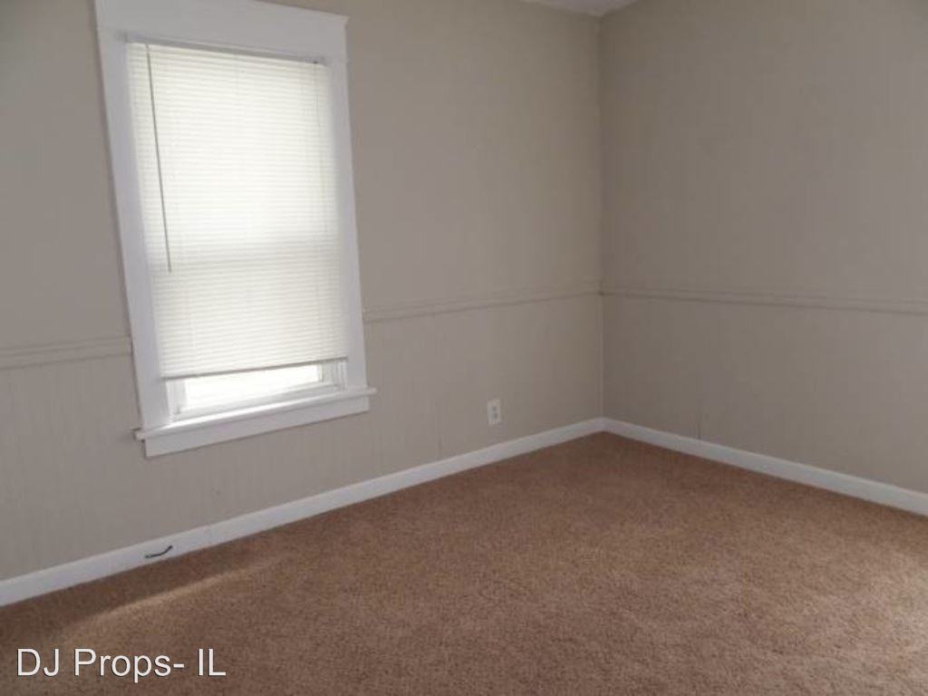 741 25th St - Photo 2 of 5