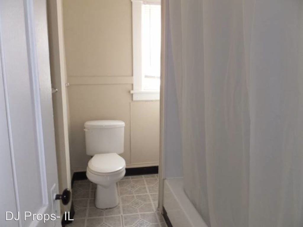 741 25th St - Photo 3 of 5