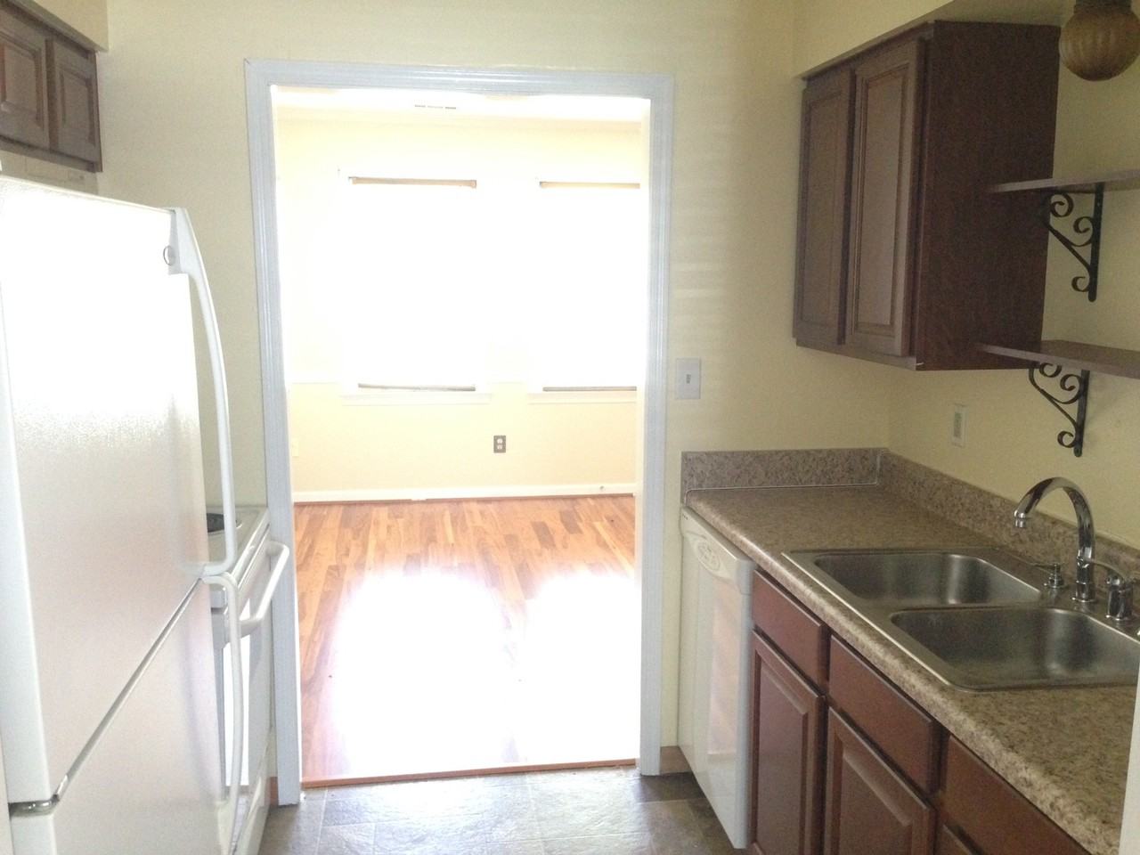 106 Shrewsbury Sq - Photo 2 of 13