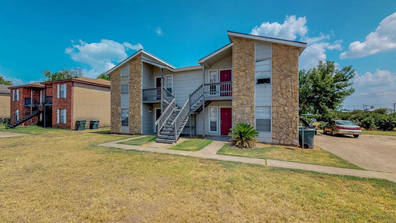 2900 Prairie Flower Cir - Photo 2 of 25