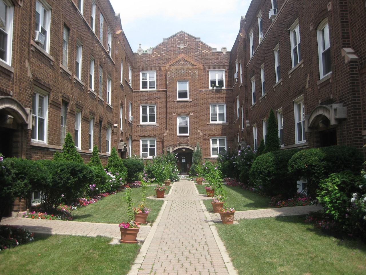 656 West Oakdale Avenue #1B, Chicago, IL 60657 Studio  