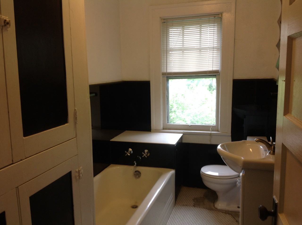 1331 Hamilton Terrace SE - Photo 3 of 11