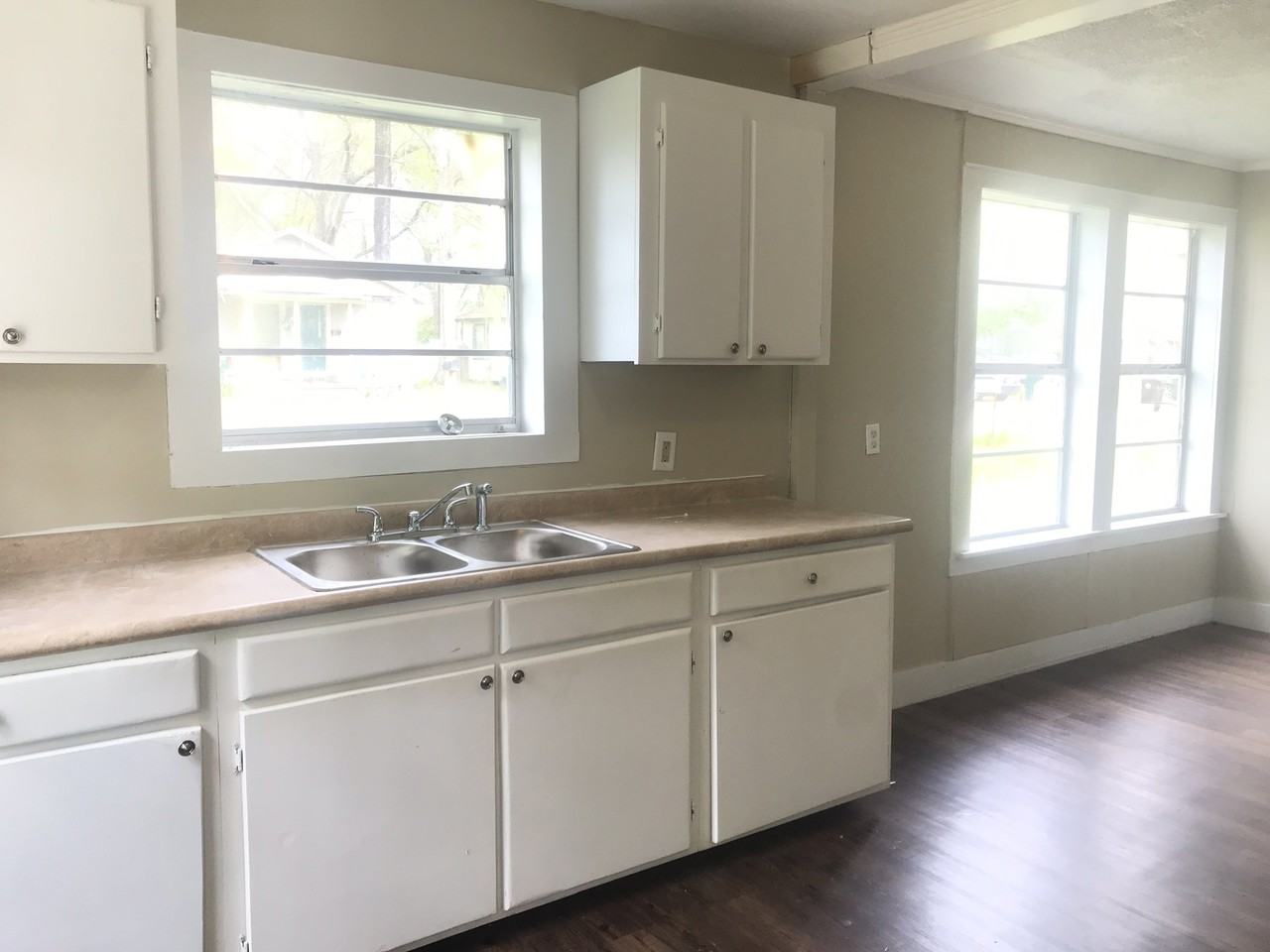 614 Louise St - Photo 2 of 12