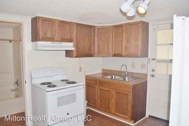 495 E Stewart St - Photo 3 of 21