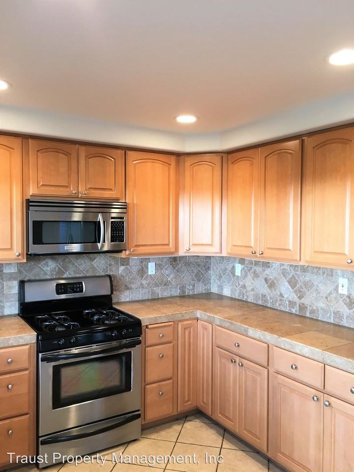 1233 Holly St - Photo 3 of 24