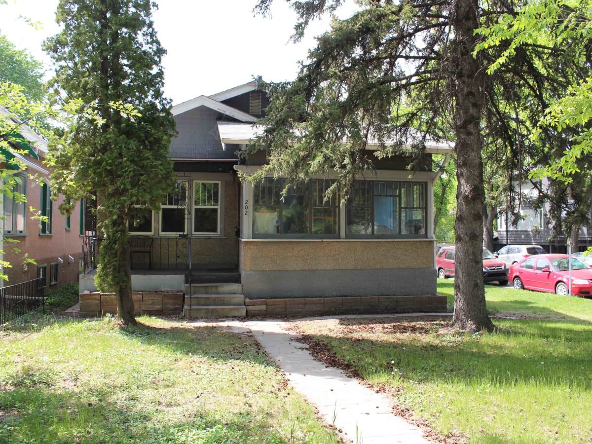 202 Clarence Ave S, Saskatoon, SK S7N 1H3 3 Bedroom Apartment for Rent for 1,325/month Zumper