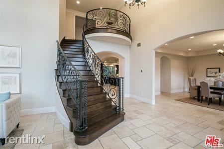 4822 Valjean Ave - Photo 2 of 37