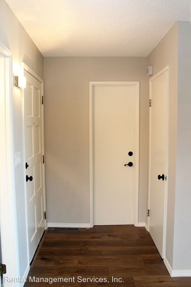 704 N Tomahawk Island Dr - Photo 2 of 27