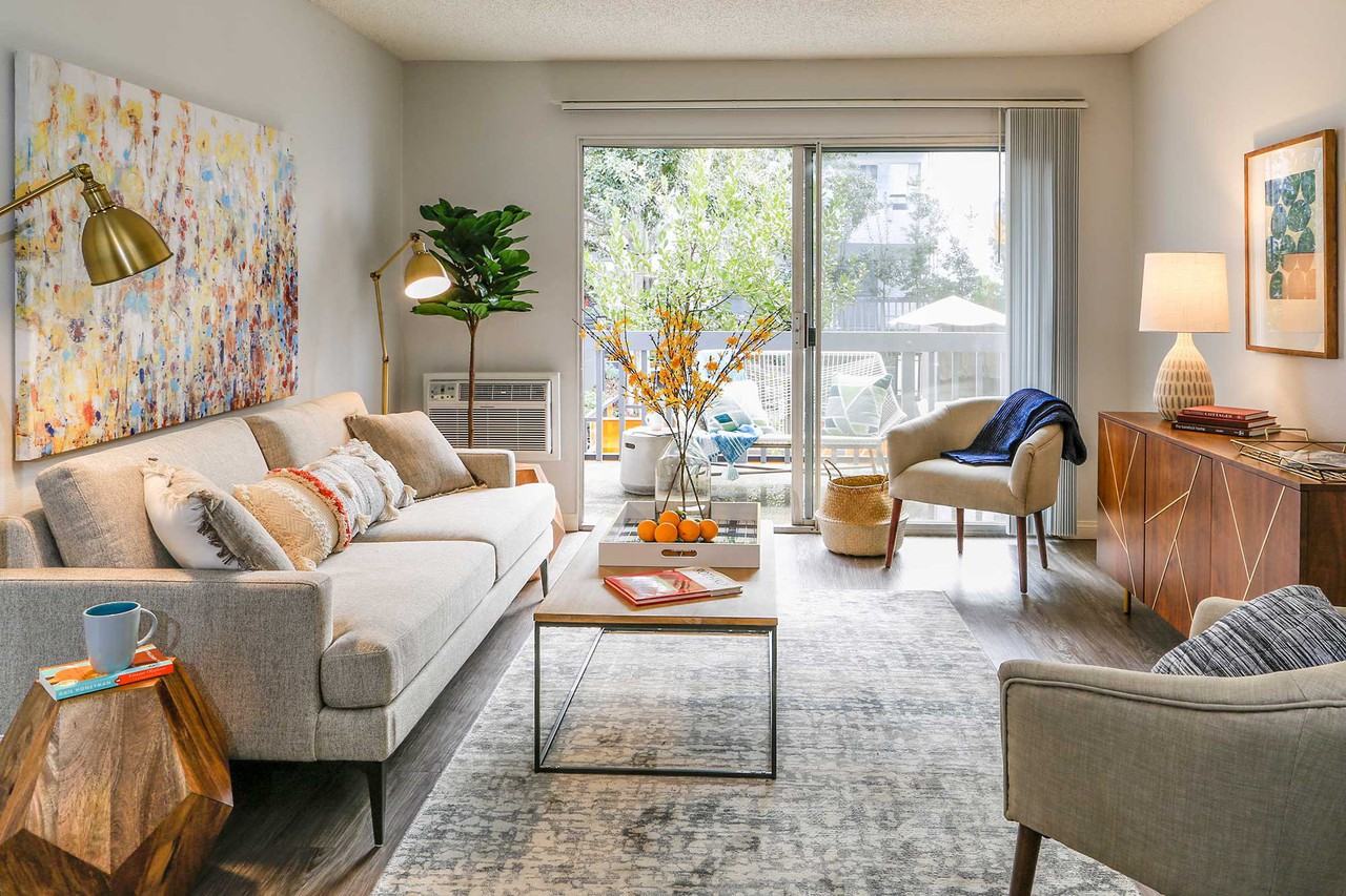 Violet on Virgil - Photo 3 of 22