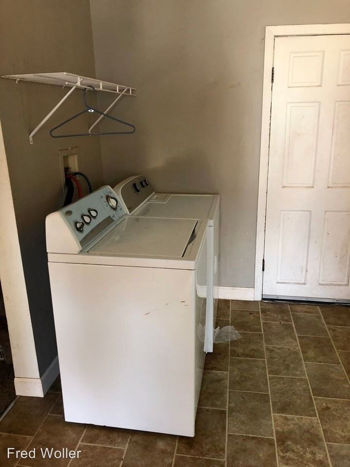 1906 10th St - Photo 3 of 5