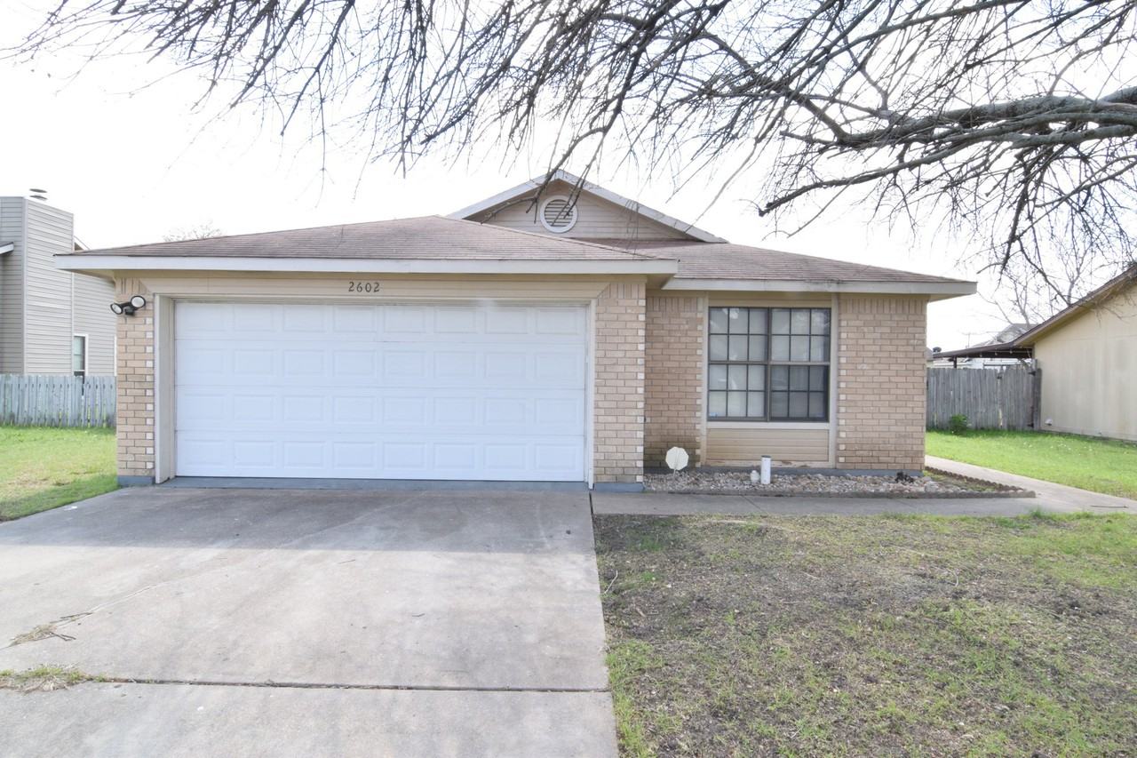 2602 Hemlock Dr - Photo 3 of 17