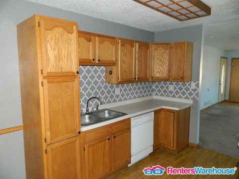 119 W Division St - Photo 3 of 14