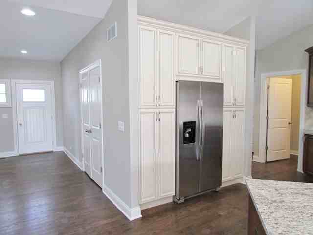 845 Meadow Ln - Photo 3 of 33