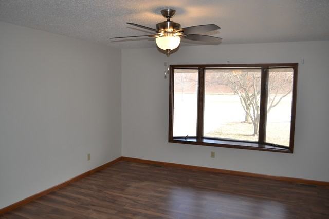 320 Comet Dr - Photo 2 of 23