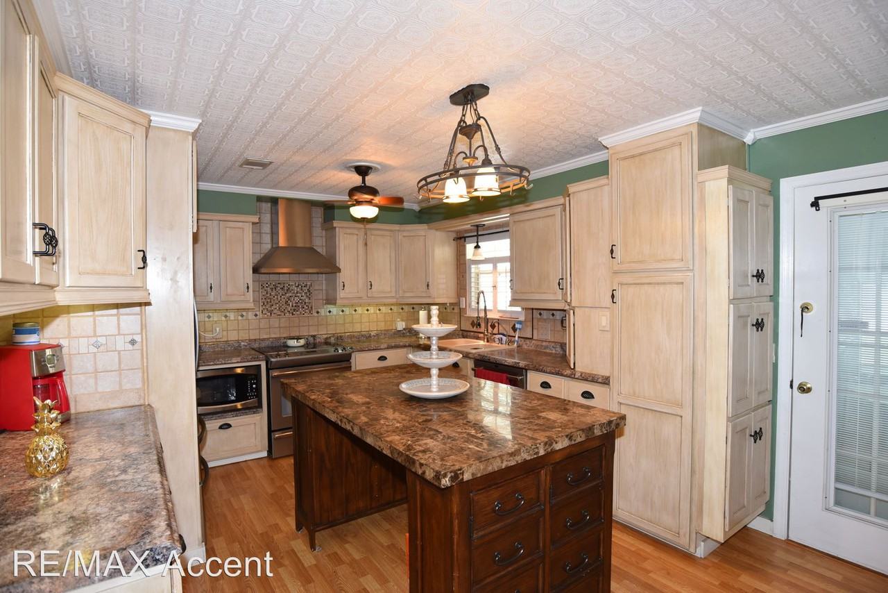 805 Malibu Dr - Photo 2 of 23