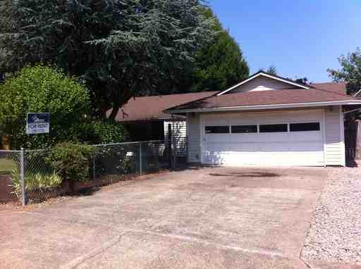 738 SW Mawrcrest Dr - Photo 2 of 17