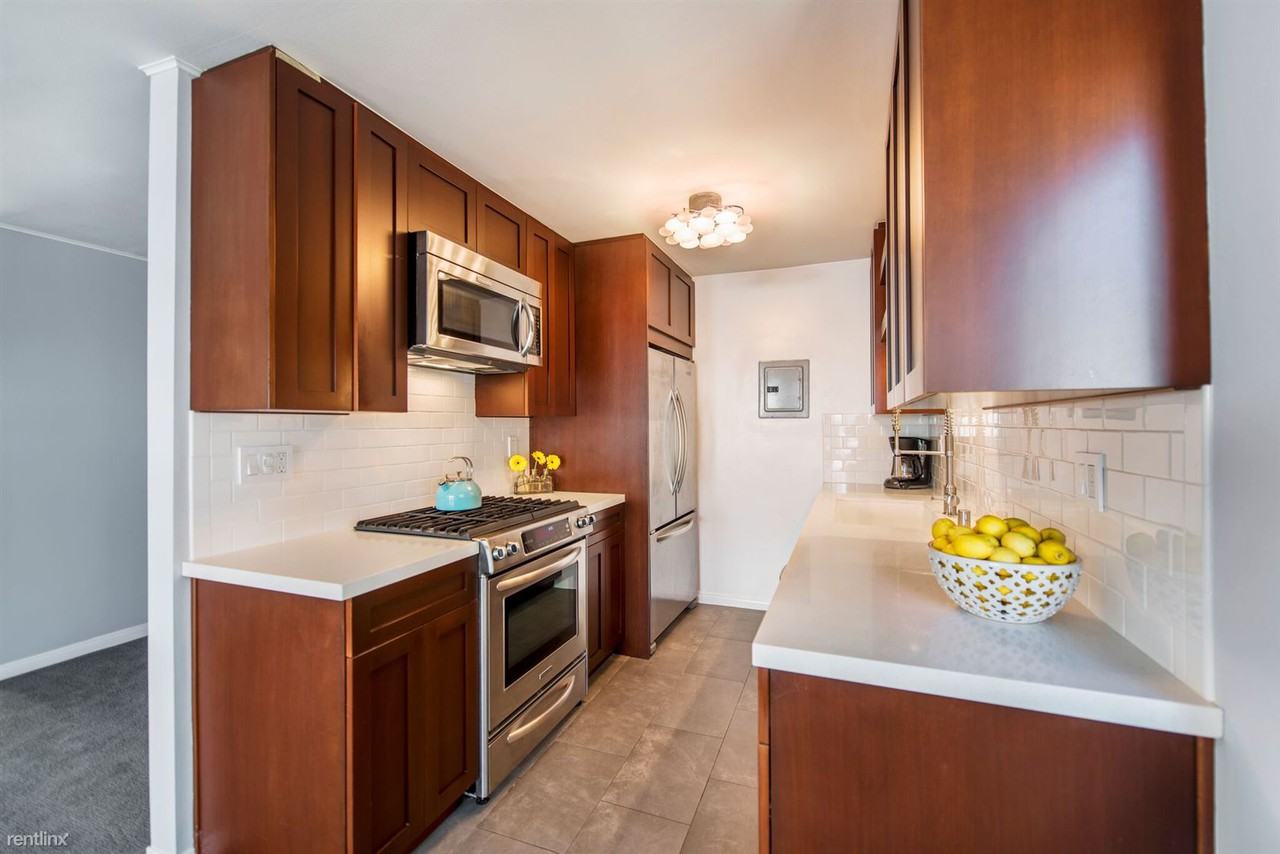 Commodore Condominiums - Photo 3 of 10