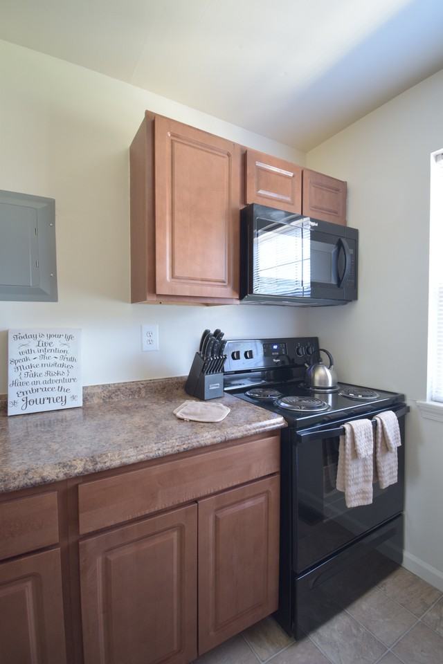 Stansbury Manor Apartments & Townhomes - Photo 3 of 24