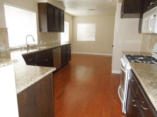 2190 Larkspur Dr - Photo 3 of 8