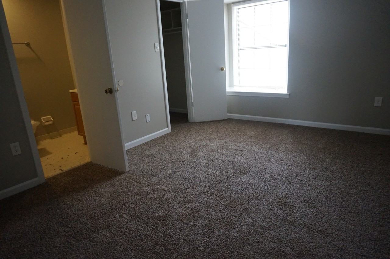 4900 Walden Glen St - Photo 3 of 9