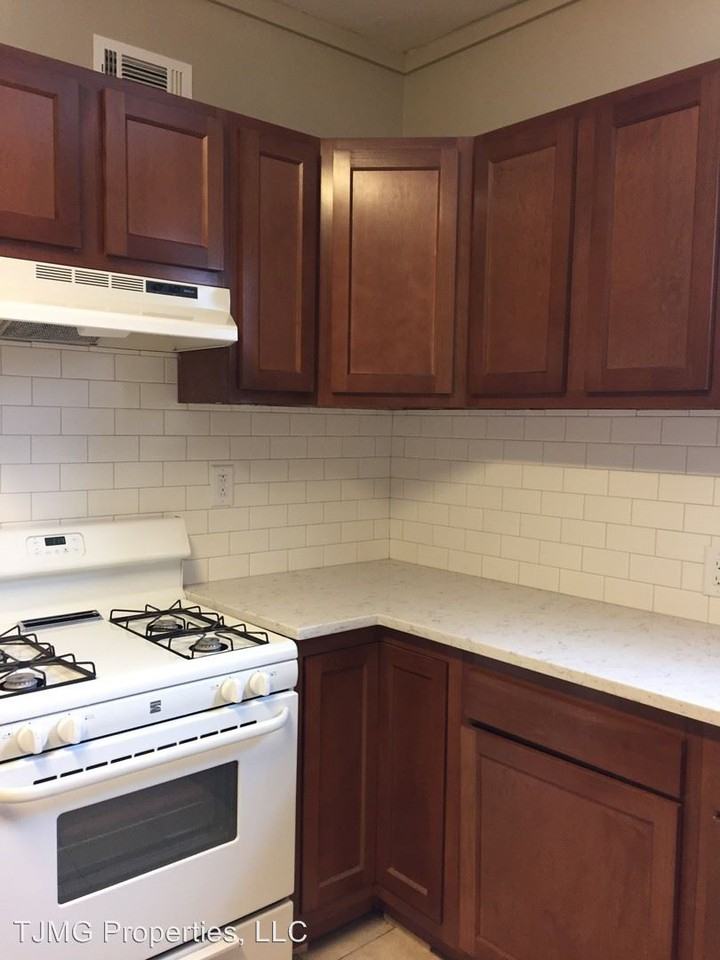 131-33 Dell St - Photo 3 of 7