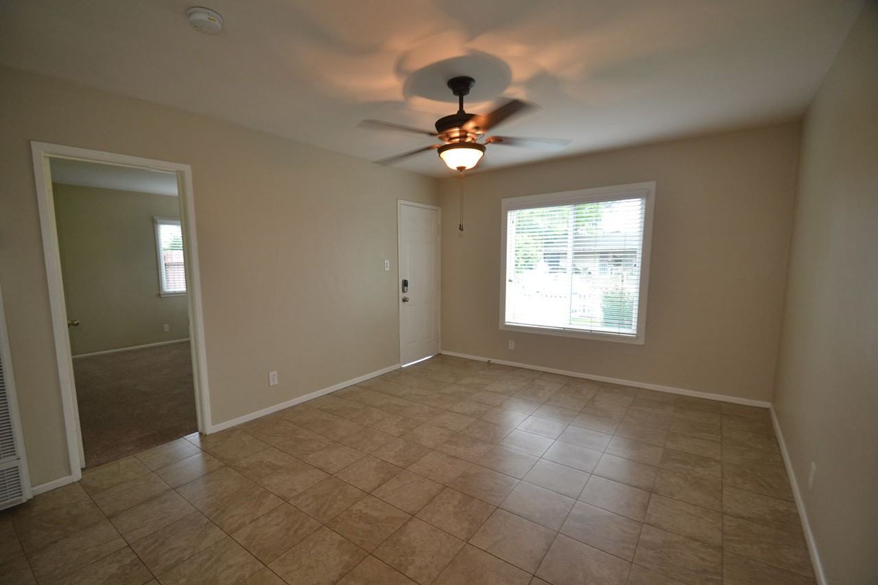 301 E Eleanor Ln - Photo 2 of 9