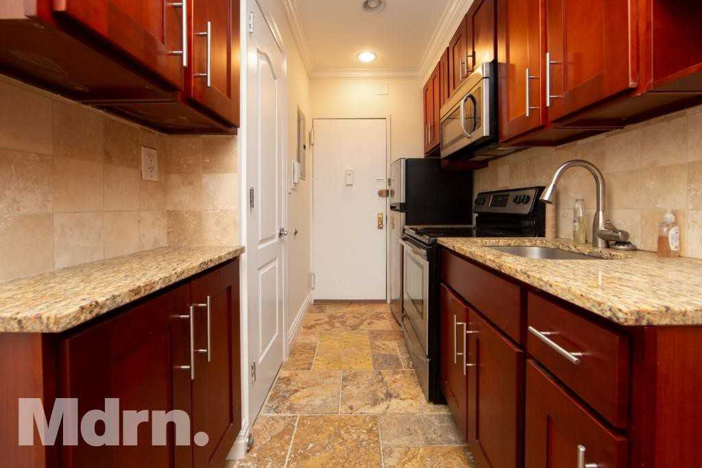 Bleecker St & Leroy St #4B